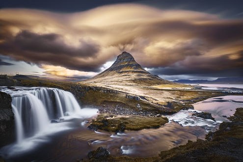 Обои на рабочий стол Kirkjufell / Киркьюфетль - гора в западной части Исландии, фотограф Etienne Ruff