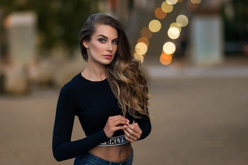 Обои на рабочий стол Девушка Люси стоит на фоне боке, фотограф Robert Chrenka