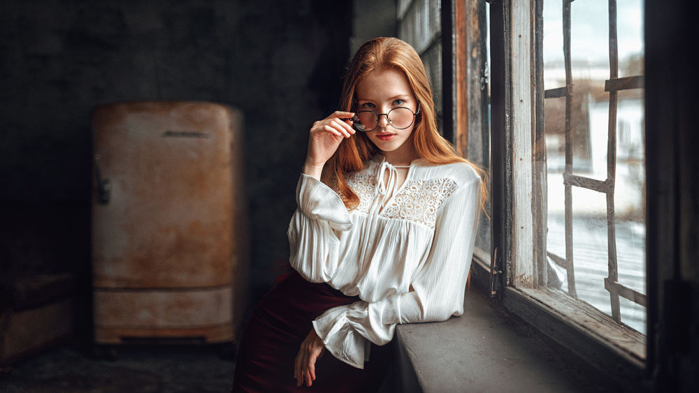 Обои для рабочего стола Модель Катерина стоит у окна, фотограф Георгий Чернядьев