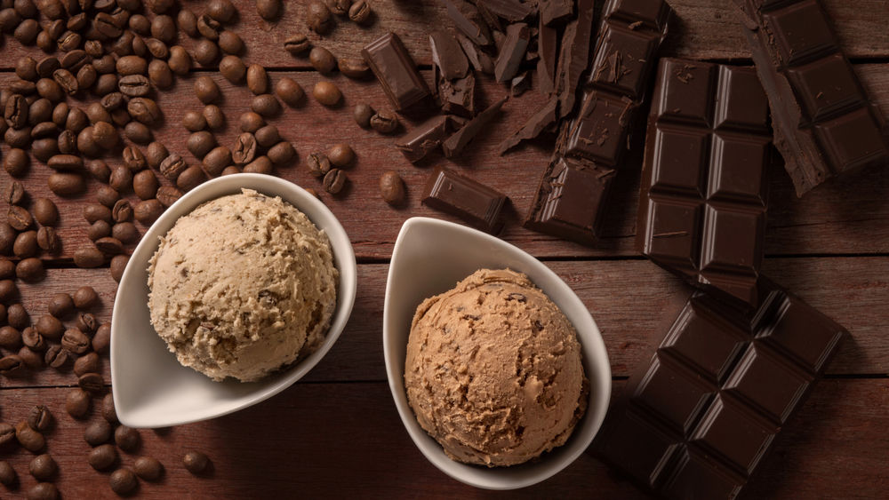 Обои для рабочего стола Кофейное мороженое в креманках, рядом рассыпаны кофейные зерна и черный шоколад