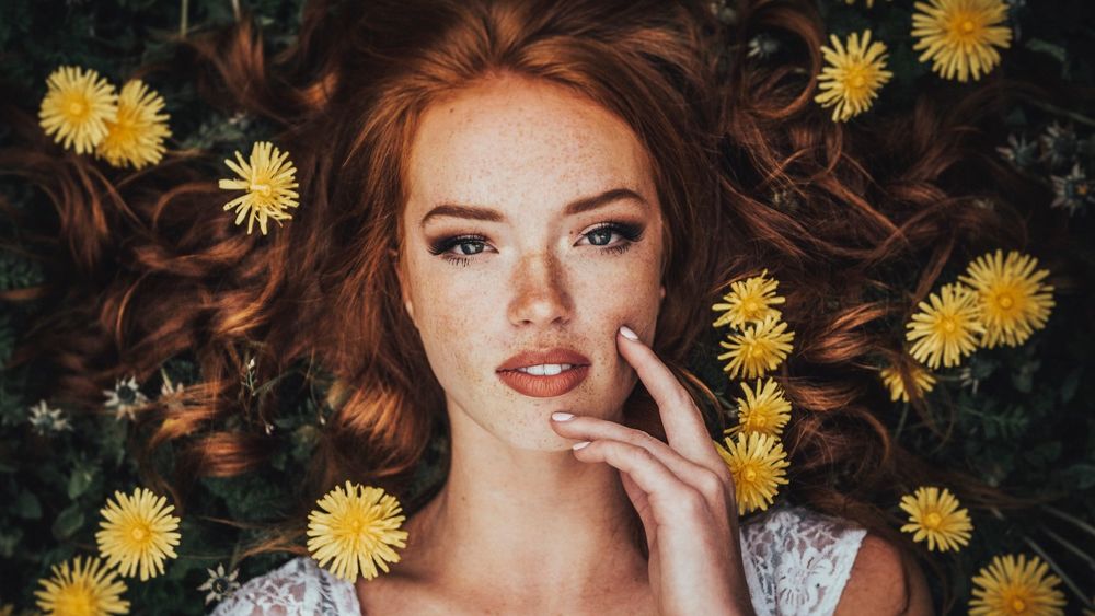 Обои для рабочего стола Рыжеволосая модель Riley Rasmussen / Рили Расмуссен среди одуванчиков