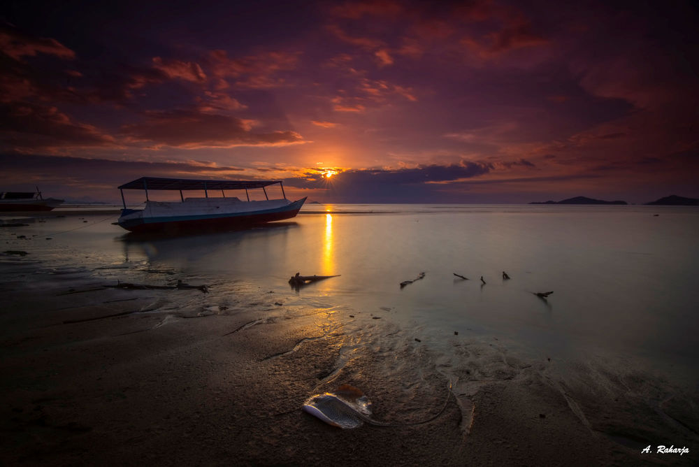 Обои для рабочего стола Закат на Pede Beach, Labuan Bajo, Flores, East Nusa Tenggara, Indonesia / Pede Бич, Лабуан Баджо, Флорес, Восточные Малые Зондские острова, фотограф Anton Raharja