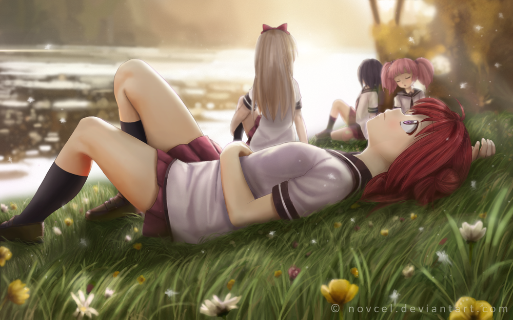 Обои для рабочего стола Акари Аказа / Akari Akaza, Кеко Тошино / Kyouko Toshinou, Юи Фунами / Yui Funami и Чинацу Йошикава / Chinatsu Yoshikawa из аниме Лилии на ветру / Yuru Yuri / Легкое Юри отдыхают на лугу у речки