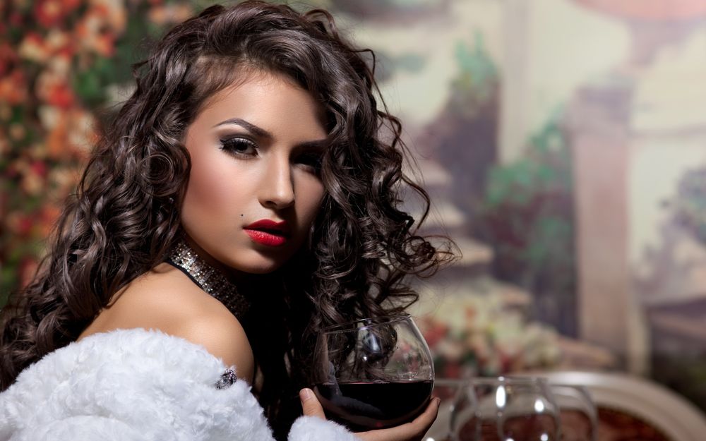 Девушка с бокалом вина в руке картинки