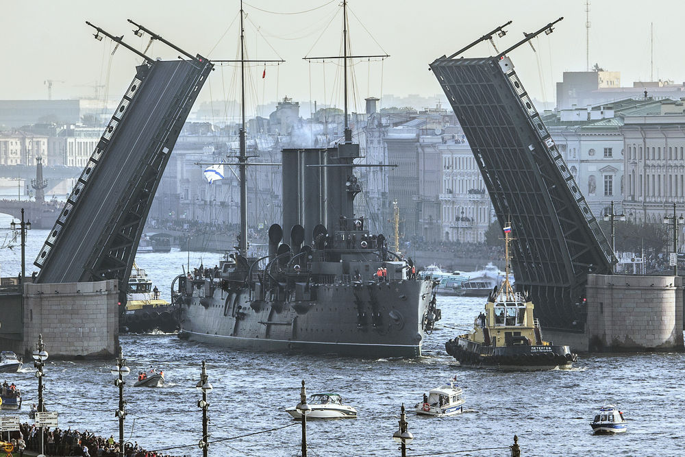 Обои для рабочего стола Буксировка крейсера Аврора по реке Нева через разводной мост в Санкт-Петербурге