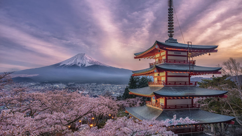 Обои для рабочего стола Пагода в окружении сакуры, на горизонте вулкан Фудзияма, Япония