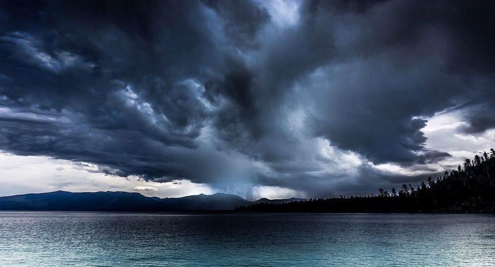 Обои для рабочего стола Огромное грозовое облако над озером Tahoe / Тахо, Калифорния, by Yuumei_Art