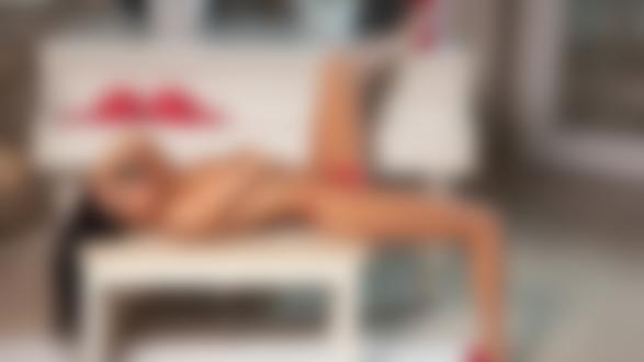 Обои на рабочий стол Стройная симпатичная обнаженная брюнетка Hailey Lynzz с длинными волосами лежит на стуле, положив ногу на рояль