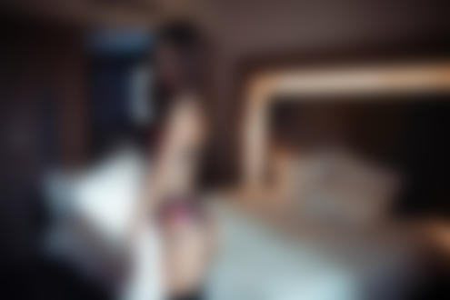 Обои для рабочего стола Модель Лия в нижнем белье стоит у кровати, фотограф Ivan Gorokhov