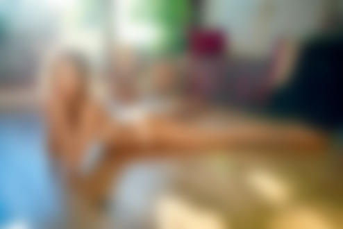 Обои на рабочий стол Девушка Жанна в нижнем белье лежит на полу, фотограф Konstantin Kryukovskiy