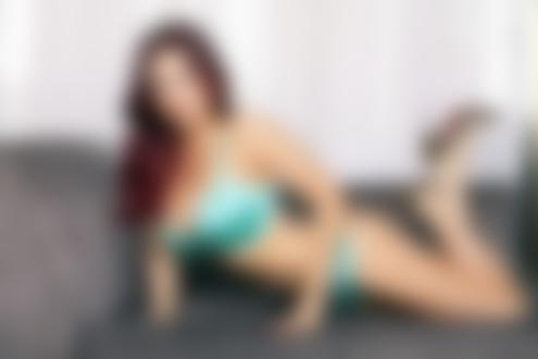 Обои на рабочий стол Модель Carla Howe / Карла Хоу в стильном белье позирует полулежа на фоне окна