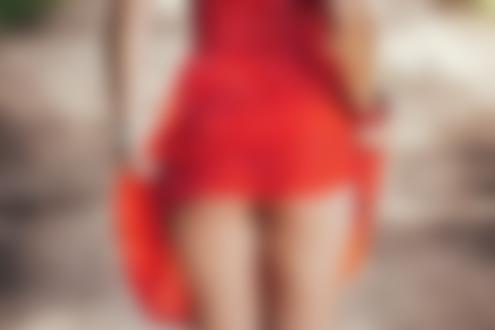Обои для рабочего стола Девушка стоит к нам спиной, приподняв свое красное платье в горошек, фотограф Nuttah