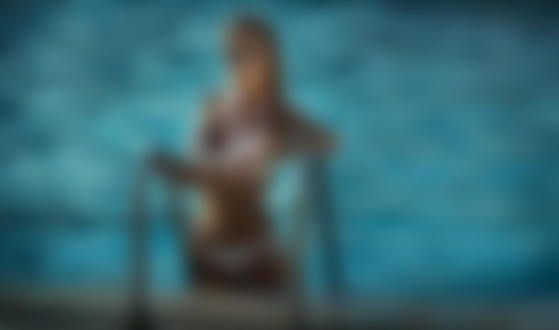 Обои на рабочий стол Девушка в белом купальнике стоит в бассейне, фотограф Pawel Sierakowski