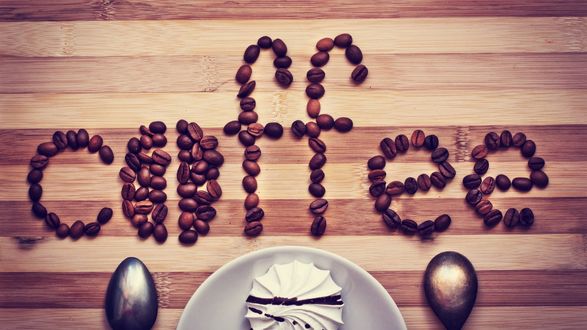 Обои на рабочий стол Выложенное из зерен слово coffe / кофе на столе
