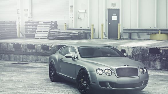 Обои на рабочий стол Bentley Continental GT стоит у здания