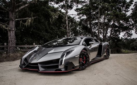 Обои на рабочий стол Спортивный Lamborghini на дороге