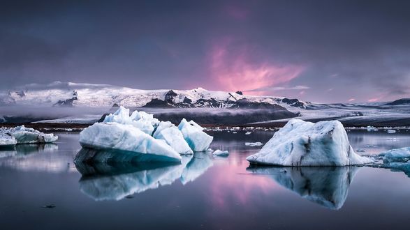 Обои на рабочий стол Айсберги на берегу океана, Island / Исландия, фотограф Andreas Wonisch