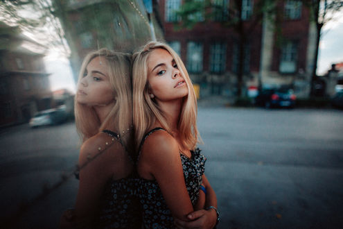 Обои на рабочий стол Девушка стоит на улице города, фотограф Tony Andreas Rudolph