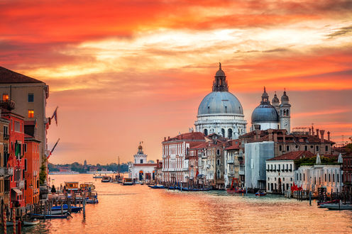 Обои на рабочий стол Венецианский канал на фоне яркого заката, Venezia, Italy / Венеция, Италия