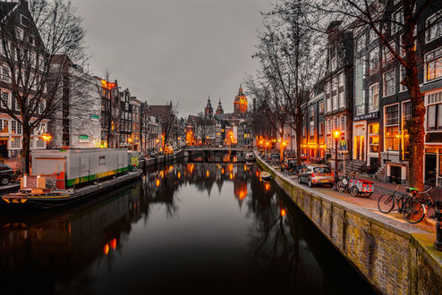 Обои на рабочий стол Вечерний Амстердам / Amsterdam в огнях, отраженных в реке среди домов и дорог, Нидерланды / Netherlands