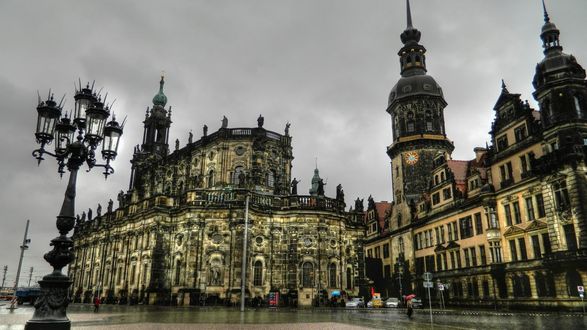 Обои на рабочий стол Дрезден / Dresden Германия / Germany в дождливую погоду. Старинные здания под хмурым небом