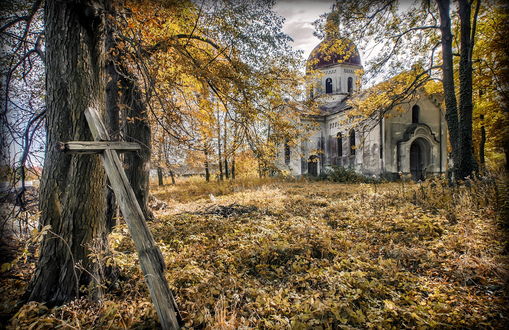 Обои на рабочий стол Церковь среди деревьев осенью. Деревянный крест возле дерева