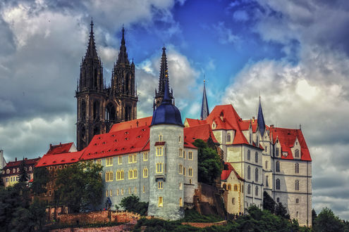 Обои на рабочий стол Крепость Albrechtsburg / Альбрехтсбург в Germany / Германии на фоне неба в облаках