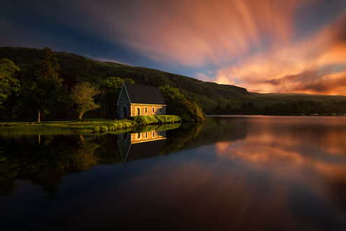 Обои на рабочий стол Домик на озере, Gougane Barra / Гуган-Барра, Ireland / Ирландия Фотограф Pawel Kucharski