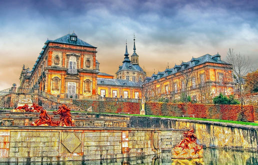 Обои на рабочий стол Летняя резиденция в La Granja / Ла-Гранха со шпилями в окружении сада с кустарниками и деревьями осенью, Spain / Испания