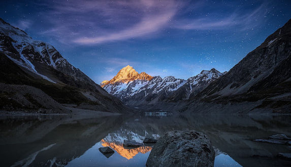 Обои на рабочий стол Горы под голубым небом и их отражение в воде, фотограф Timothy Poulton
