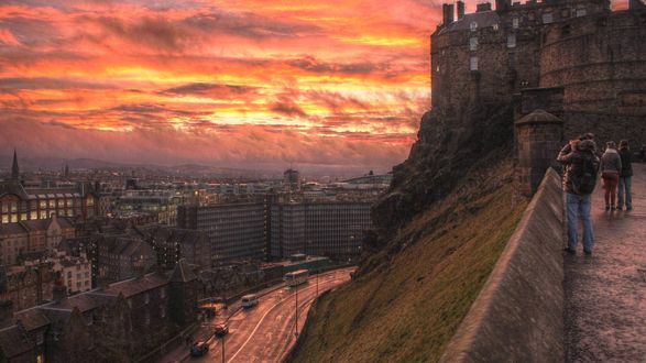 Обои на рабочий стол Туристы фотографируют огненный закат над городом Edinburgh / Эдинбург, Scotland / Шотландия