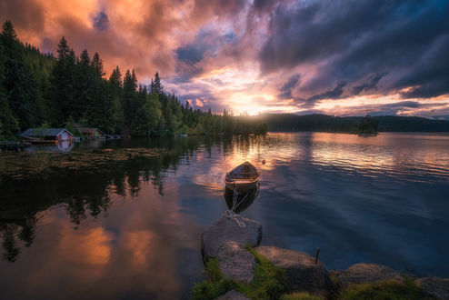 Обои на рабочий стол Лодка и лодочные дома у озера Уangen, Ringerike, Norway / Норвегия, фотограф Ole Henrik Skjelstad