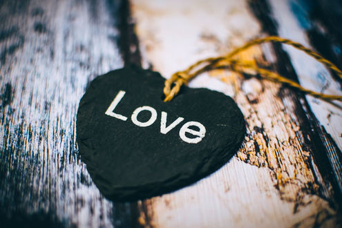 Обои на рабочий стол Черное сердечко с надписью love / любовь на деревянной лавочке