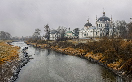 Обои на рабочий стол Церковь на берегу реки поздней осенью в России
