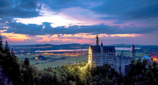 Обои на рабочий стол Знаменитый замок Neuschwanstein / Нойшванштайн короля Людвига II в Баварии с видом на вечернюю долину, Германия