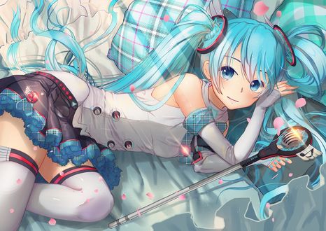 Обои на рабочий стол Вокалоид Мику Хатсуне / Vocaloid Miku Hatsune лежит с микрофоном в руке
