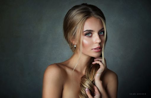 Обои на рабочий стол Модель Julia / Джулия держит руку у лица, фотограф Sean Archer