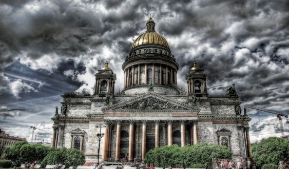 Обои на рабочий стол Исаакиевский собор в Санкт-Петербурге на фоне густых облаков