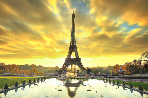 Обои на рабочий стол Эйфелева башня / la tour Eiffel, на Елисейских полях / les Champs-Elysees в Париже / Paris, Франция / France осенью