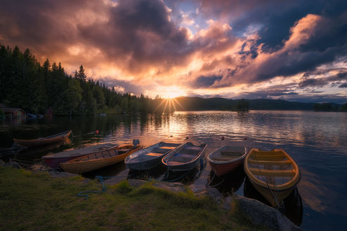 Обои на рабочий стол Лодки, причаленные к берегу, на озере Ringerike, Norway / Ringerike, Норвегия, фотограф Ole Henrik Skjelstad