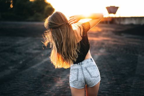 Обои на рабочий стол Девушка Dominika с длинными волосами стоит к нам спиной, фотограф Martin Kuhn