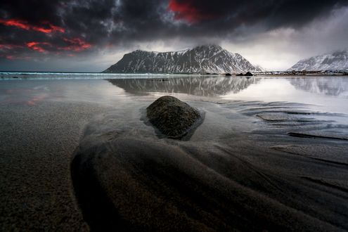 Обои на рабочий стол Гора под облачным небом посреди озера, Lofoten, Norway / Лофотенские острова, Норвегия, фотограф Adnan Bubalo