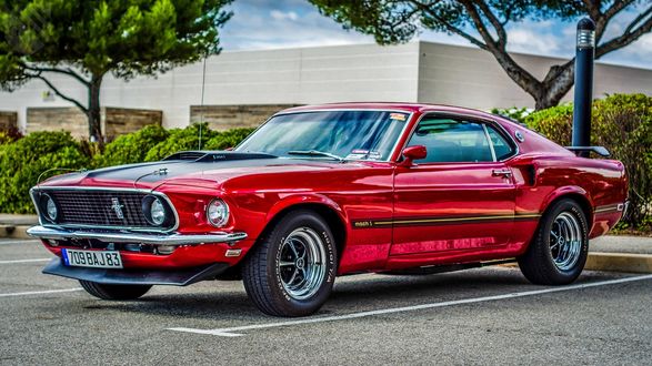 Обои на рабочий стол Ford Mustang Mach на парковке