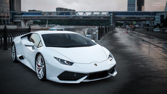 Обои на рабочий стол Белый Lamborghini на набережной города