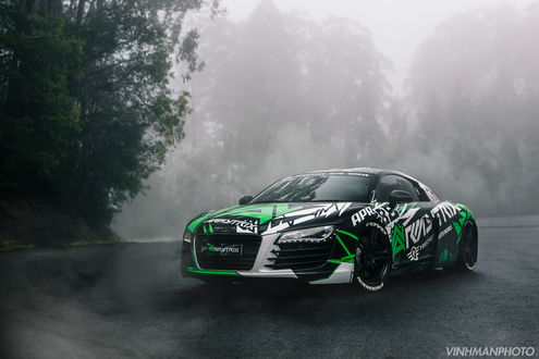 Обои на рабочий стол Audi R8 стоит на дороге