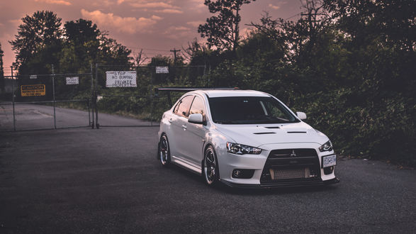 Обои на рабочий стол Mitsubishi Lancer Evolution X возле ворот