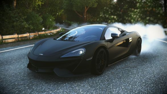 Обои на рабочий стол Черный McLaren дрифтует на дороге