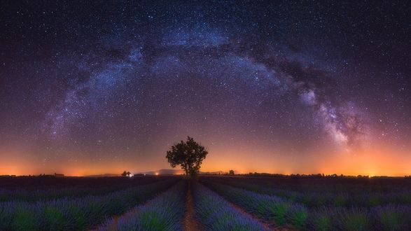 Обои на рабочий стол Красивая ясная ночь в Provence France / Провансе Франции c млечным путем на небе, фотограф Albert Dros