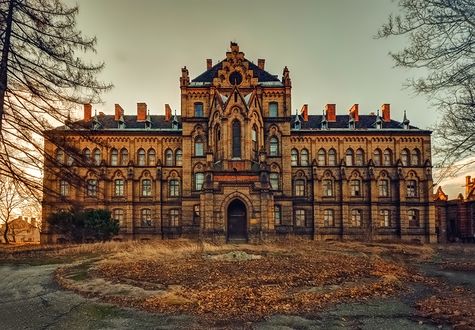 Обои на рабочий стол Старинный Palace - Hospital of the Order of the Knights of Malta, Lower Silesia, Poland / Дворец -Больница Ордена Рыцарей Мальты, Нижняя Силезия, Польша в готическом стиле осенним вечером. На земле опавшие листья