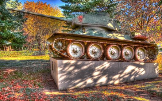 Обои на рабочий стол Памятник советскому танку T 34 на постаменте в парке осенью
